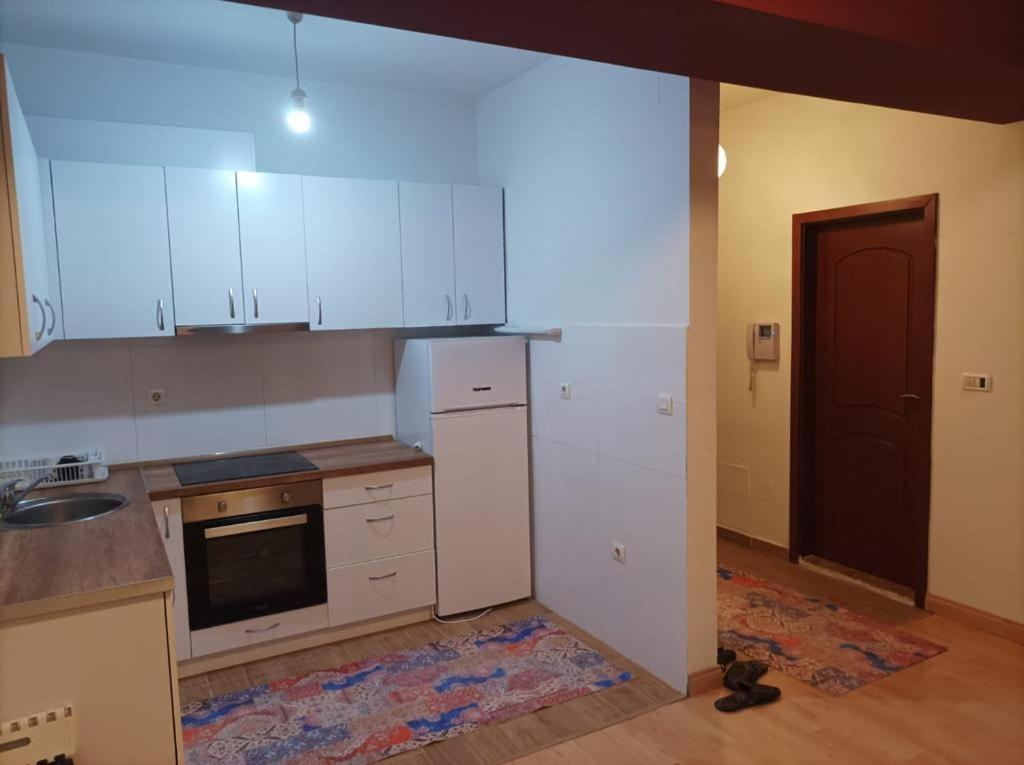 Two Rooms And Kitchen, Bathroom With Balcony Apartment Skopje Extérieur photo