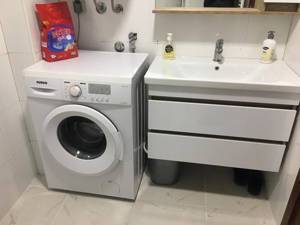 Two Rooms And Kitchen, Bathroom With Balcony Apartment Skopje Extérieur photo