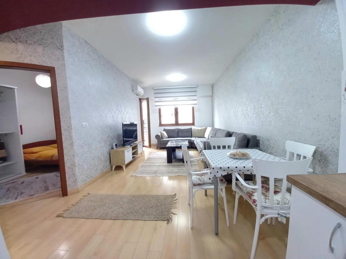 Two Rooms And Kitchen, Bathroom With Balcony Apartment Skopje Extérieur photo