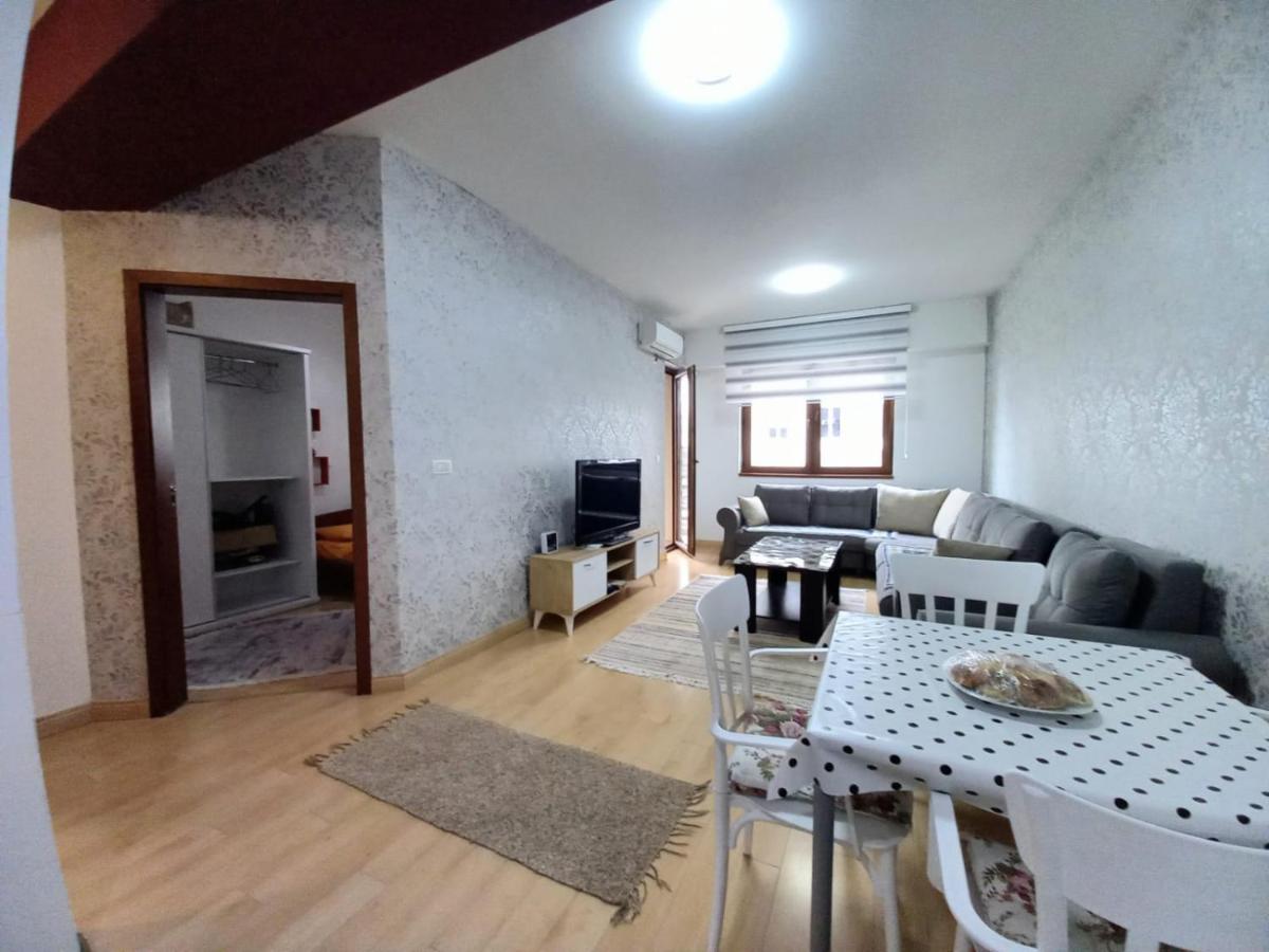 Two Rooms And Kitchen, Bathroom With Balcony Apartment Skopje Extérieur photo